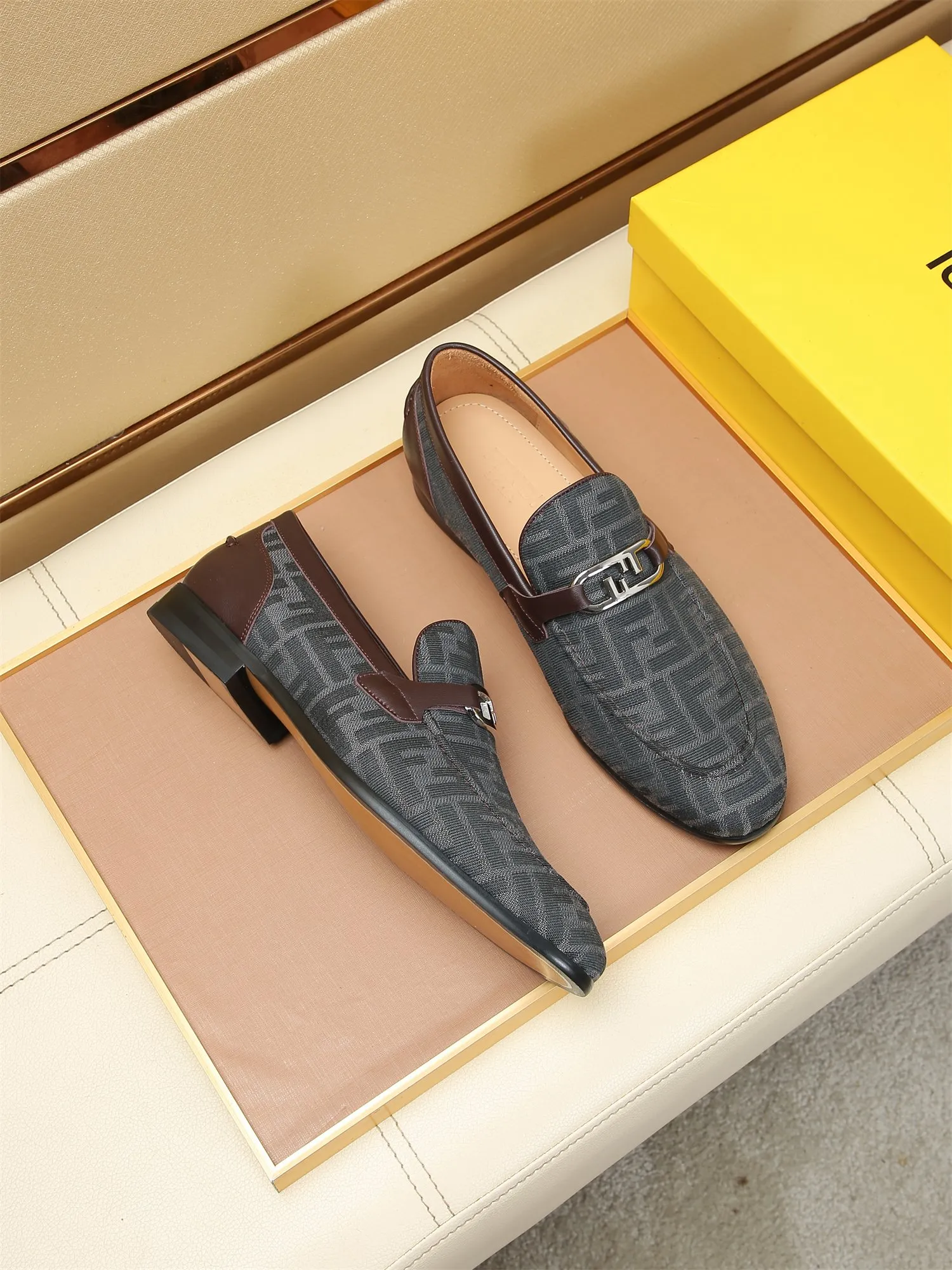 Men's shoes💰460 🕷🕷【FENDI】The latest men's formal leather shoes🇨🇳Classic series not to be missed💯The first layer is made of imported first-layer cowhide☘Original quality, the leather is smooth and delicate🎋Awesome version, perfect streamlined outline🍇Cowhide lining, size 38-44 (customized at 45.46)...